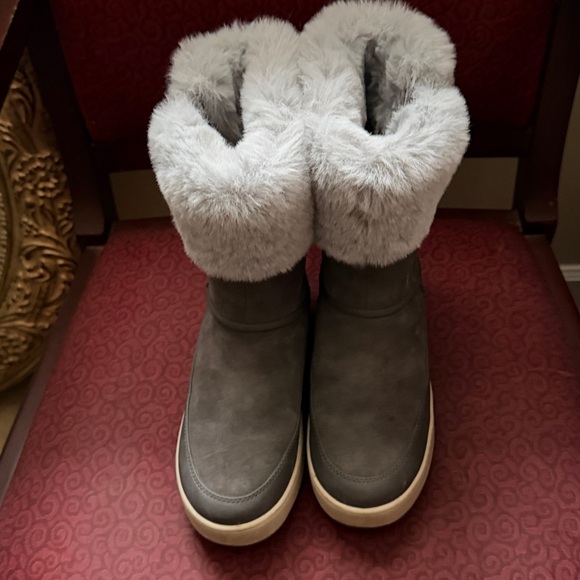 Koolaburra Gray Winter Boots with Faux Fur by Uggs size 6 zipper style - Picture 2 of 9